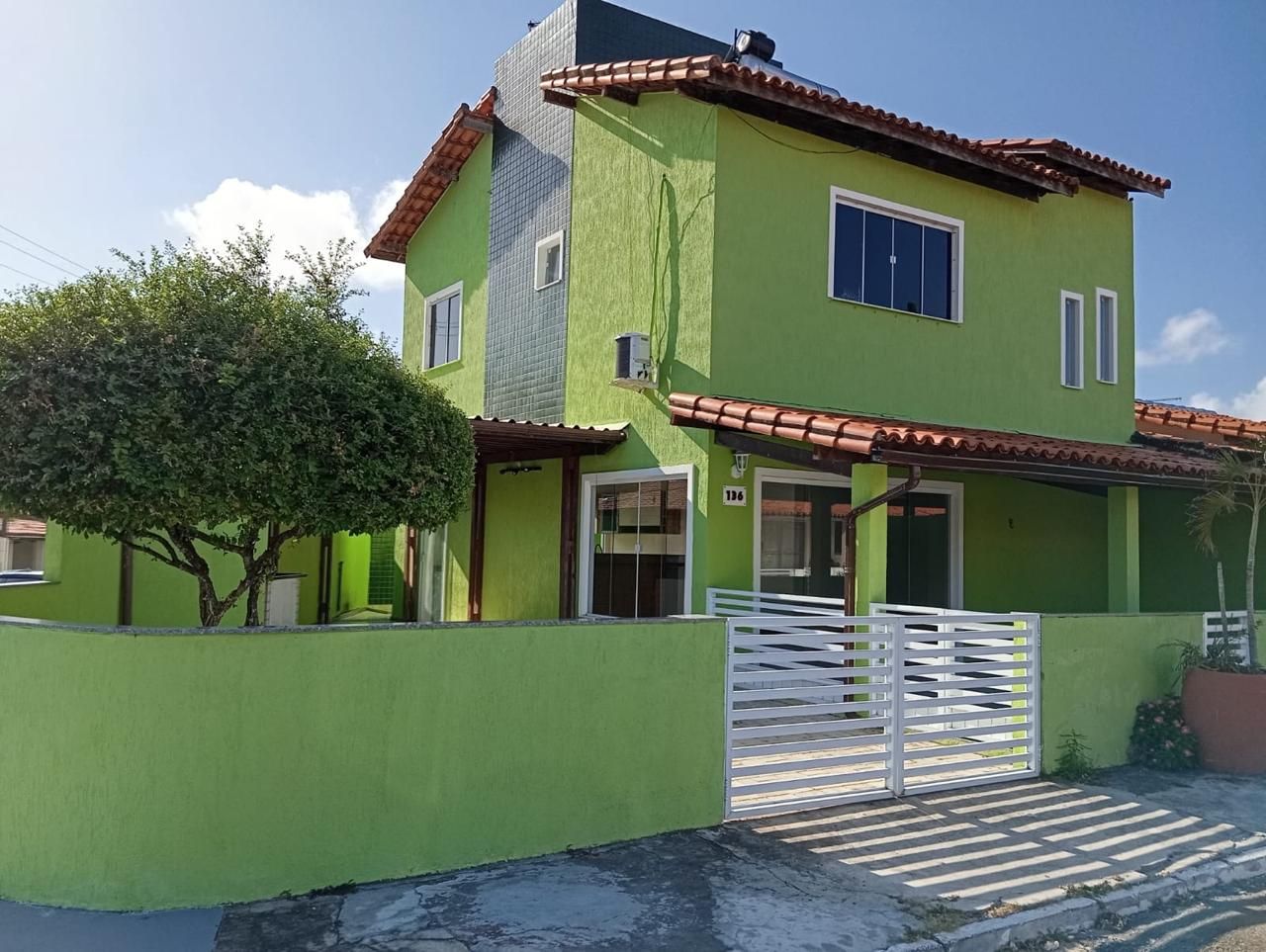 Casa Duplex 4/4 com suíte em Condomínio – Catu de Abrantes