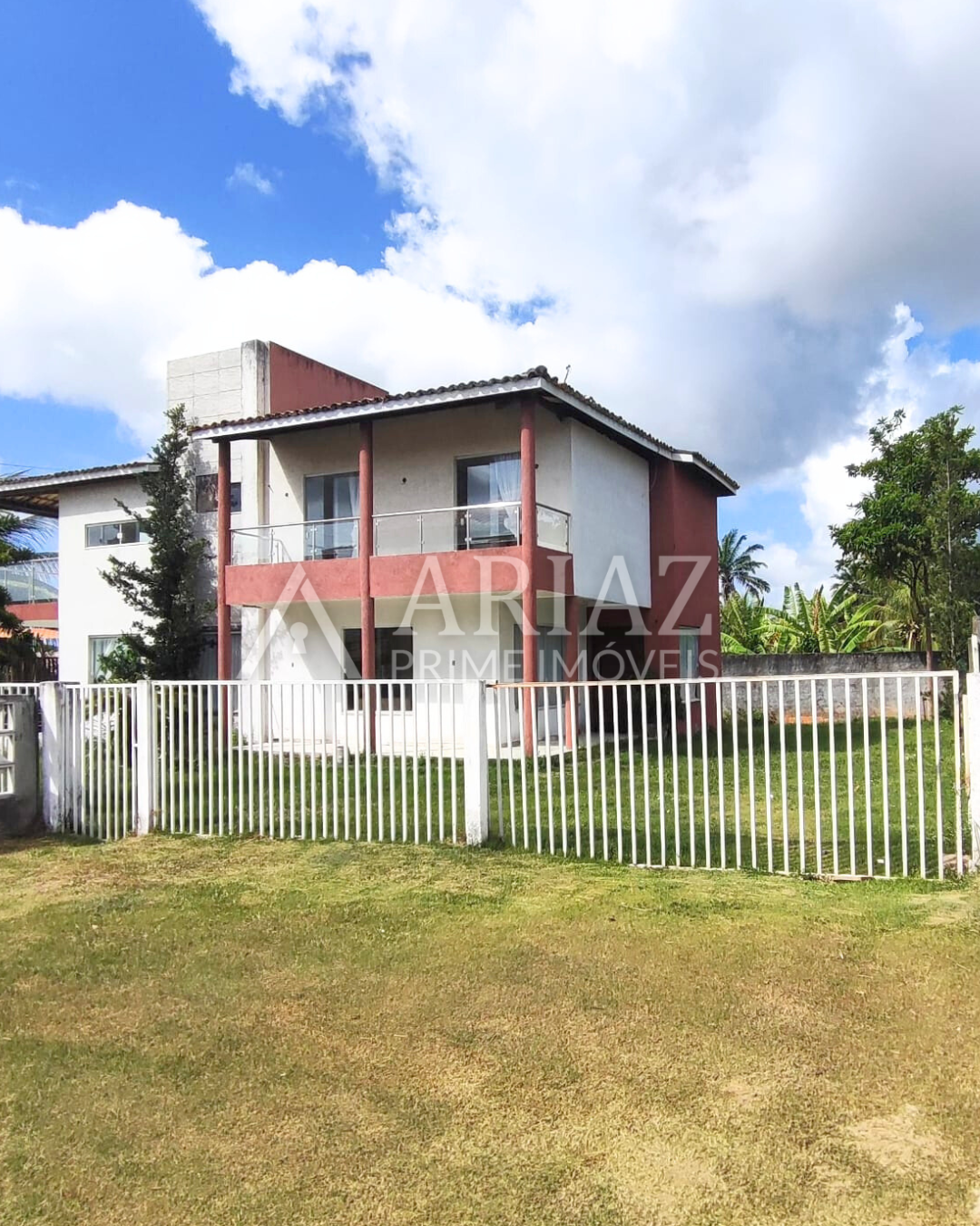 Casa com Ampla Área Verde próximo à Estrada do Coco – Abrantes